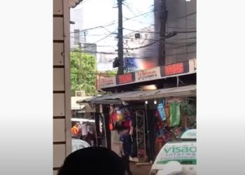 Vídeo mostra curto-circuito em fachada de loja do Paraguai