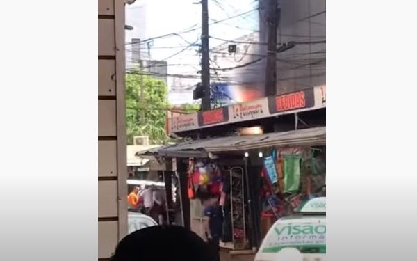 Vídeo mostra curto-circuito em fachada de loja do Paraguai
