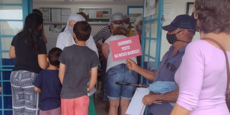 Moradores se manifestam contra o fechamento da UBS do Ouro Verde