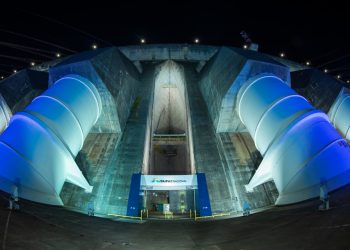 Barragem de Itaipu muda de cor para participar do Novembro Azul
