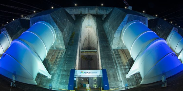 Barragem de Itaipu muda de cor para participar do Novembro Azul