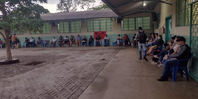 Mesmo com vaga garantida, pais passam noite em fila para matricular filhos na rede municipal