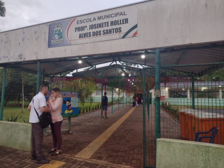 Mesmo com vaga garantida, pais passam noite em fila para matricular filhos na rede municipal