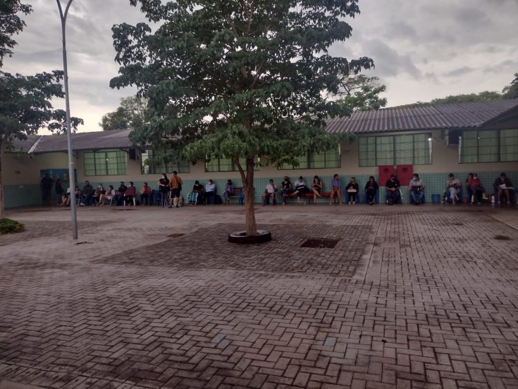 Mesmo com vaga garantida, pais passam noite em fila para matricular filhos na rede municipal