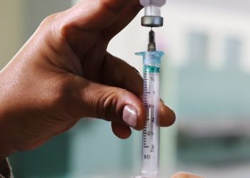 Agendamento para vacinação em adolescentes e dose de reforço para idosos e trabalhadores da saúde abrem hoje, 09