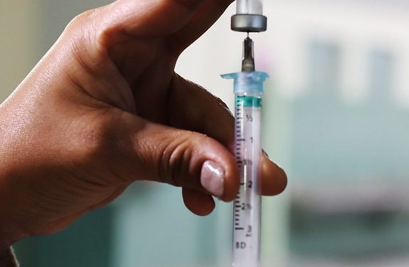 Agendamento para vacinação em adolescentes e dose de reforço para idosos e trabalhadores da saúde abrem hoje, 09