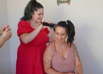 Colegas de trabalho raspam cabeça em solidariedade à amiga que luta contra o câncer