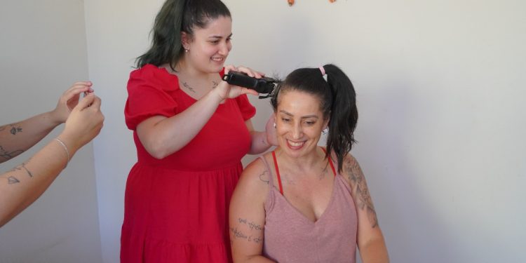 Colegas de trabalho raspam cabeça em solidariedade à amiga que luta contra o câncer