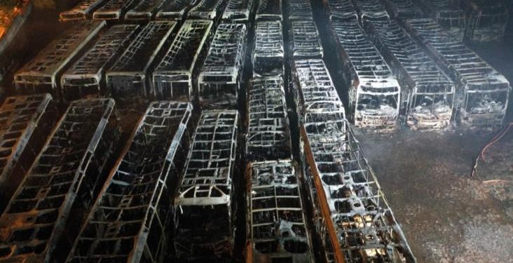 Mais de 35 ônibus são queimados em garagem de Londrina