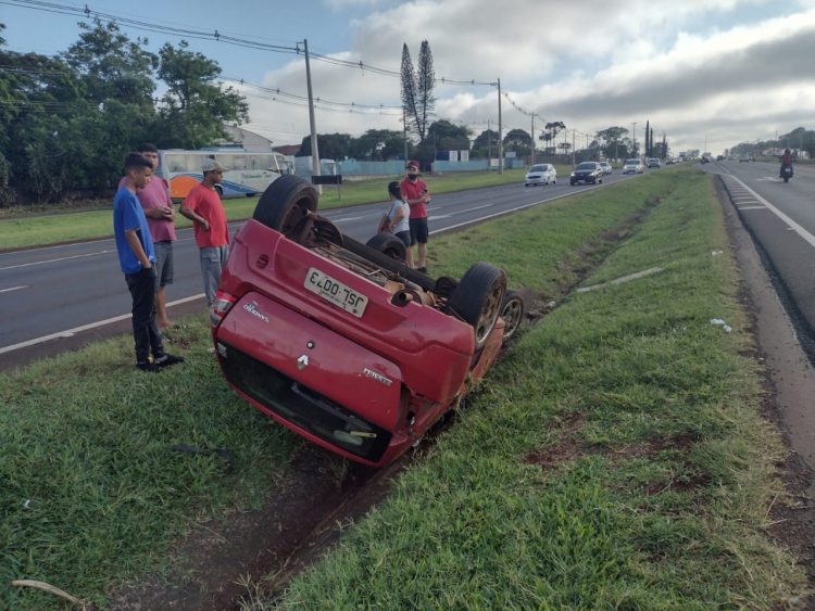 Veículo Clio capota na BR-277 próximo à passarela na saída de Foz