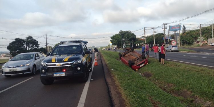 Veículo Clio capota na BR-277 próximo à passarela na saída de Foz