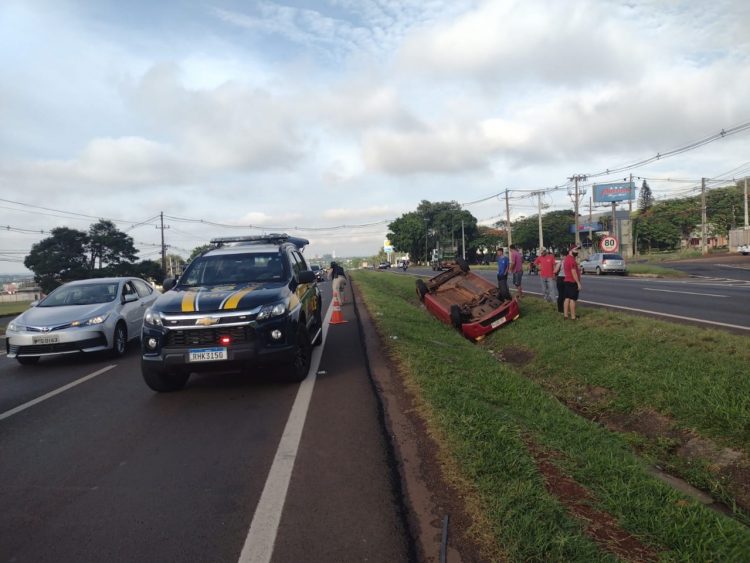 Veículo Clio capota na BR-277 próximo à passarela na saída de Foz