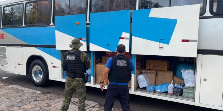 Ônibus carregado de mercadorias é apreendido pela Receita Federal e BPFron