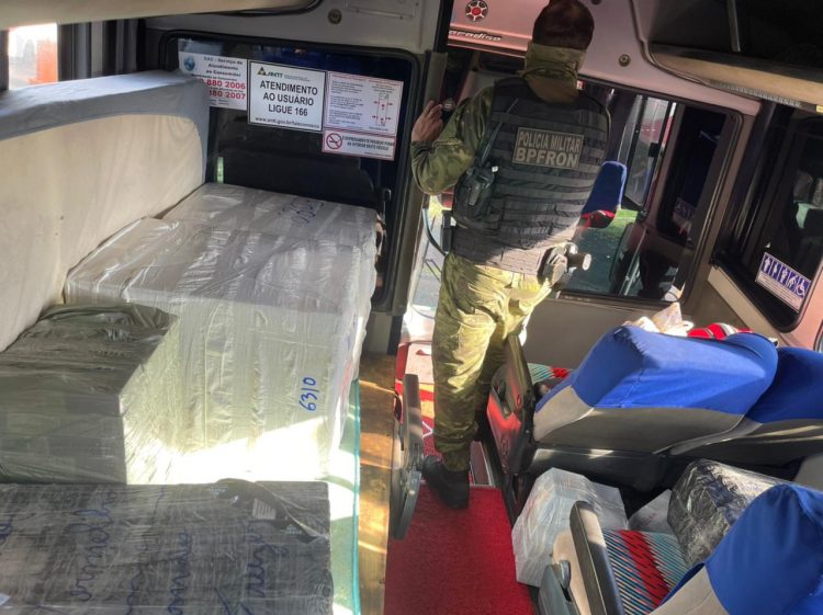 Ônibus carregado de mercadorias é apreendido pela Receita Federal e BPFron