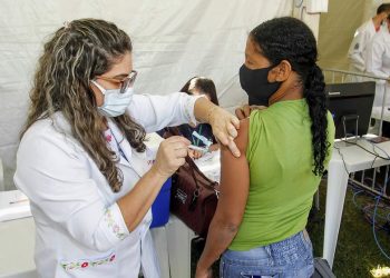 Maiores de 18 anos podem agendar dose de reforço em Foz