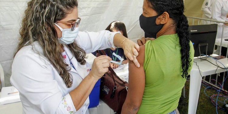 Maiores de 18 anos podem agendar dose de reforço em Foz