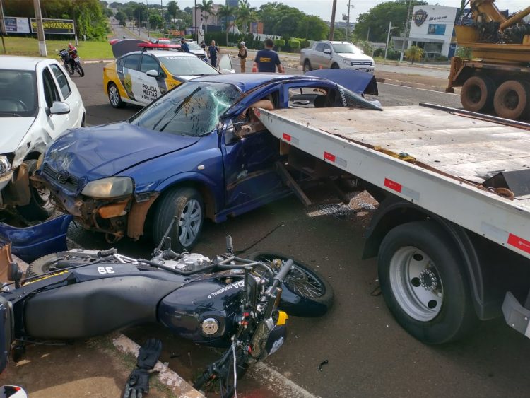 Motorista fica em estado grave após bater contra guincho em blitz da Guarda Municipal