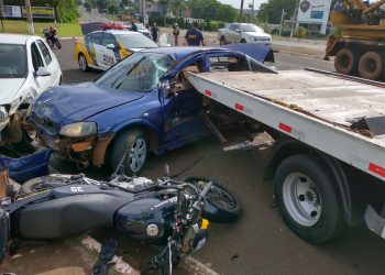 Motorista fica em estado grave após bater contra guincho em blitz da Guarda Municipal