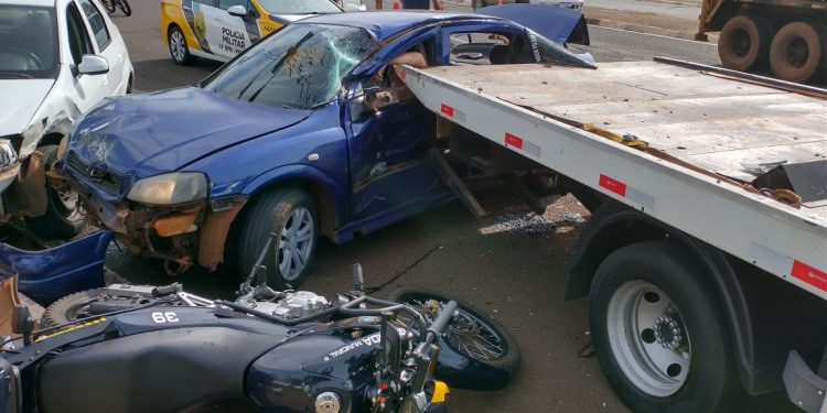 Motorista fica em estado grave após bater contra guincho em blitz da Guarda Municipal