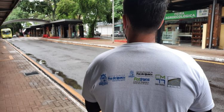 Equipes da pesquisa sobre o transporte coletivo em Foz ouvem usuários e não usuários em campo