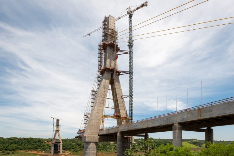Consórcio finaliza concretagem das duas torres principais da Ponte da Integração