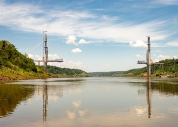 Consórcio finaliza concretagem das duas torres principais da Ponte da Integração