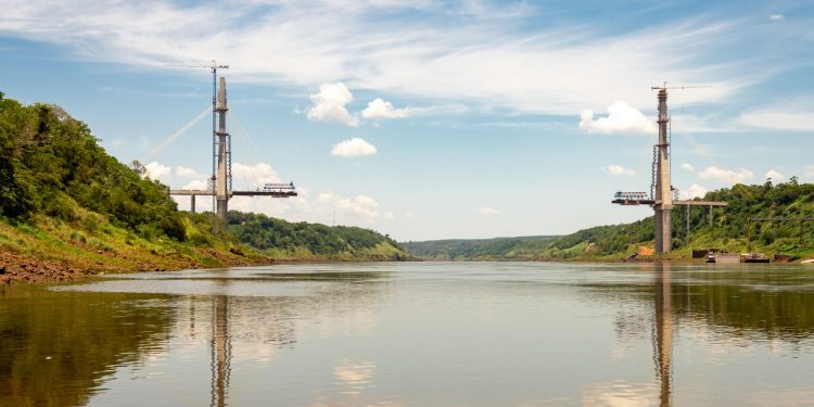 Consórcio finaliza concretagem das duas torres principais da Ponte da Integração