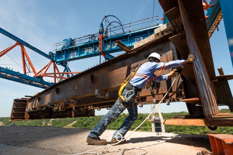 Consórcio finaliza concretagem das duas torres principais da Ponte da Integração