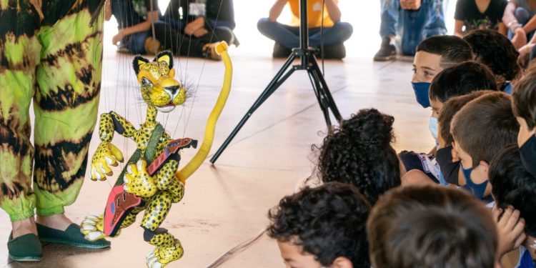 Itaipu leva espetáculo às escolas para comemorar o Dia Nacional da Onça-Pintada