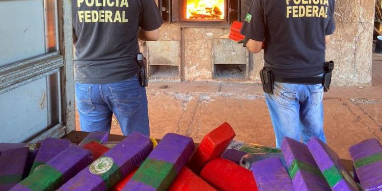 Mais de uma tonelada de drogas apreendidas são incineradas pela Polícia Federal