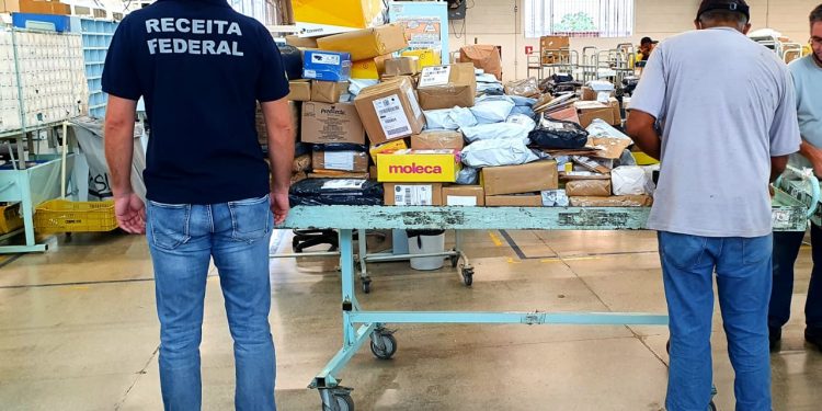 Mercadorias estrangeiras irregulares são retidas no Centro de Remessas Postais de Foz