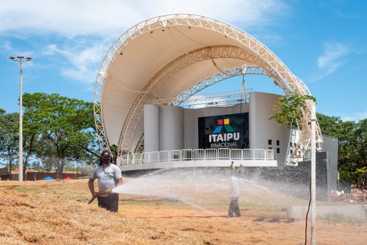 Natal de Águas e Luzes começa nesta quarta (1º) com espetáculo e chegada do Papai Noel na Praça da Paz