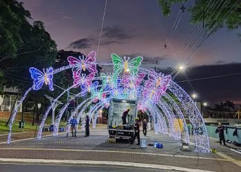 Natal de Águas e Luzes começa nesta quarta (1º) com espetáculo e chegada do Papai Noel na Praça da Paz