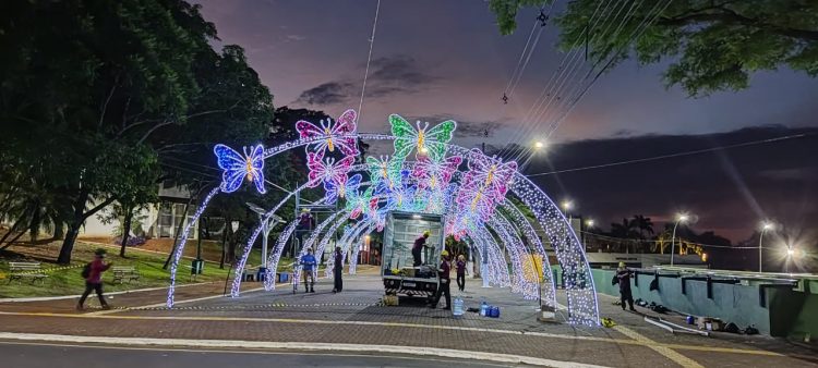 Natal de Águas e Luzes começa nesta quarta (1º) com espetáculo e chegada do Papai Noel na Praça da Paz