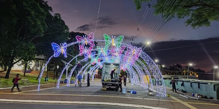 Natal de Águas e Luzes começa nesta quarta (1º) com espetáculo e chegada do Papai Noel na Praça da Paz