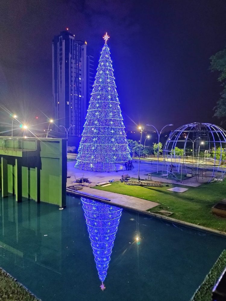 Natal de Águas e Luzes começa nesta quarta (1º) com espetáculo e chegada do Papai Noel na Praça da Paz