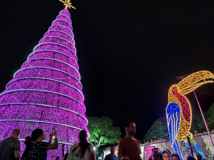 Natal de Águas e Luzes começa nesta quarta (1º) com espetáculo e chegada do Papai Noel na Praça da Paz