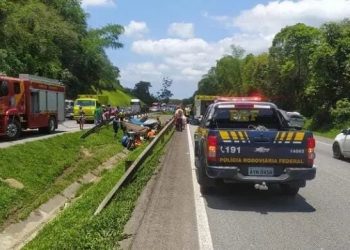 Criança de 2 anos morre após carro com sete ocupantes sair da pista na BR-277