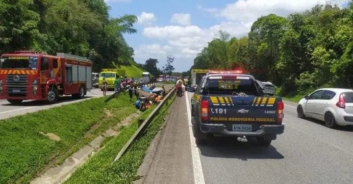 Criança de 2 anos morre após carro com sete ocupantes sair da pista na BR-277