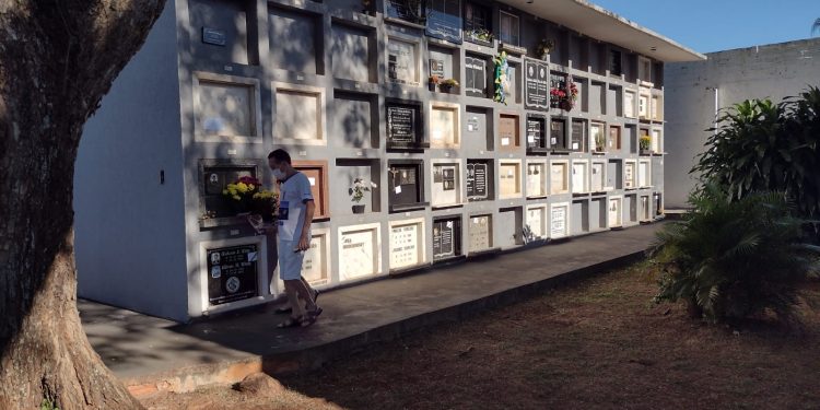 Cerca de 30 mil pessoas devem passar pelos cemitérios de Foz do Iguaçu na terça