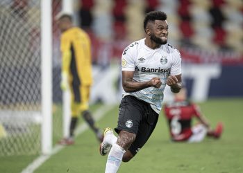 Flamengo visita Grêmio antes da final da Libertadores nesta terça