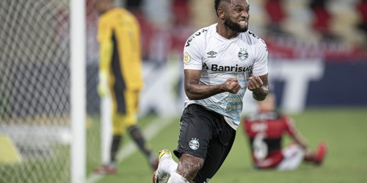 Flamengo visita Grêmio antes da final da Libertadores nesta terça