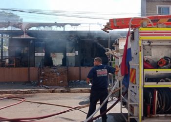 Restaurante é destruído pelo fogo em Presidente Franco, no Paraguai