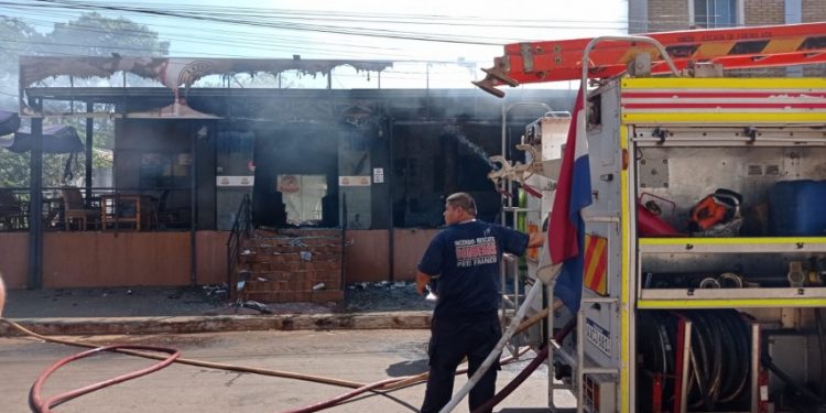 Restaurante é destruído pelo fogo em Presidente Franco, no Paraguai