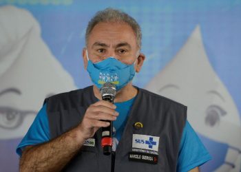 Principal resposta contra Ômicron é vacinação, diz ministro