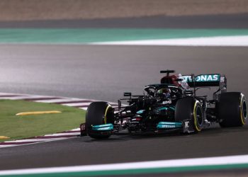 Fórmula 1: Hamilton vence no Catar e deixa briga acirrada pelo título