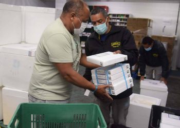 Novo lote de 450 mil vacinas contra Covid-19 vai para adolescentes e reforço dos idosos