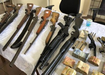 PM cumpre 41 mandados e apreende armas e carros de luxo no Paraná