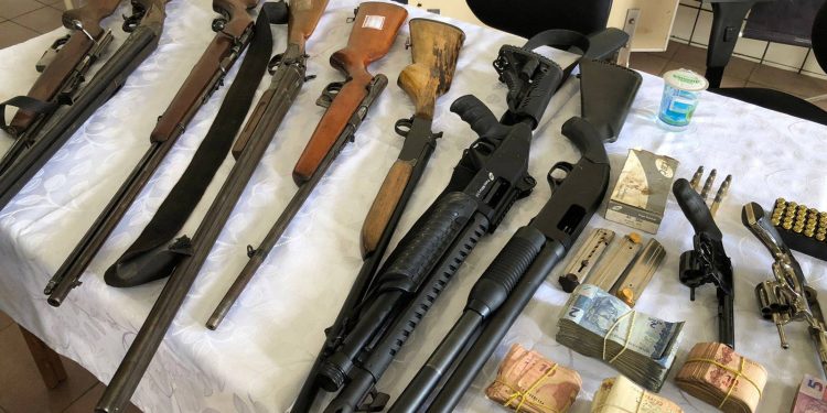 PM cumpre 41 mandados e apreende armas e carros de luxo no Paraná