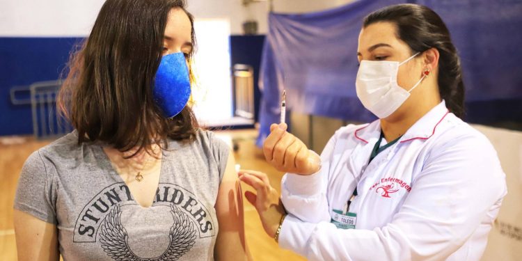 Paraná ultrapassa 80% da população adulta completamente vacinada contra a Covid-19
